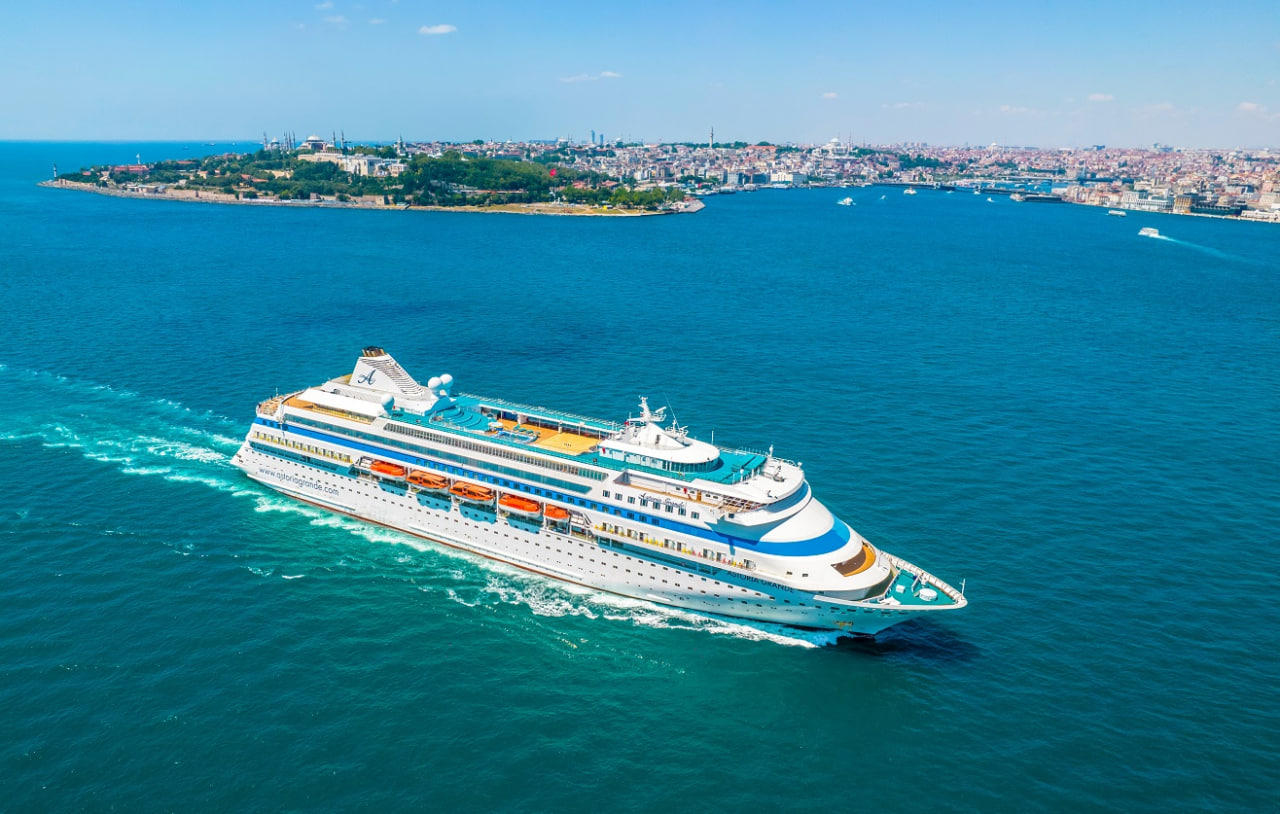 Experience the Ultimate in Luxury: Royal Cruise Adventures with Zenithbreeze.com